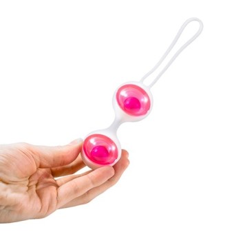 Feelztoys Pink Vaginal Balls Jena Geisha in den Händen