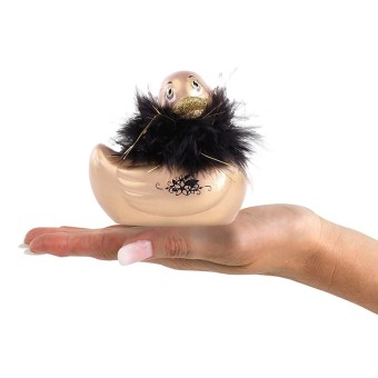 Ich reibe meinen Duckie 2.0 Paris Vibrator von Big Teaze Toys Goldhand
