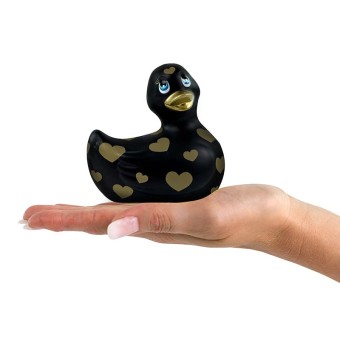 Ich reibe meinen Duckie 2.0 Romantischen Vibrator von Big Teaze Toys schwarze Herzen goldene Hand